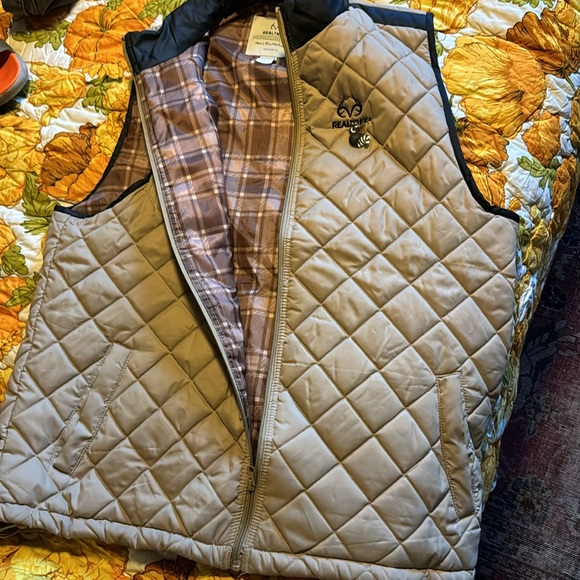 Warm male vest by Realtree - Picture 3 of 4